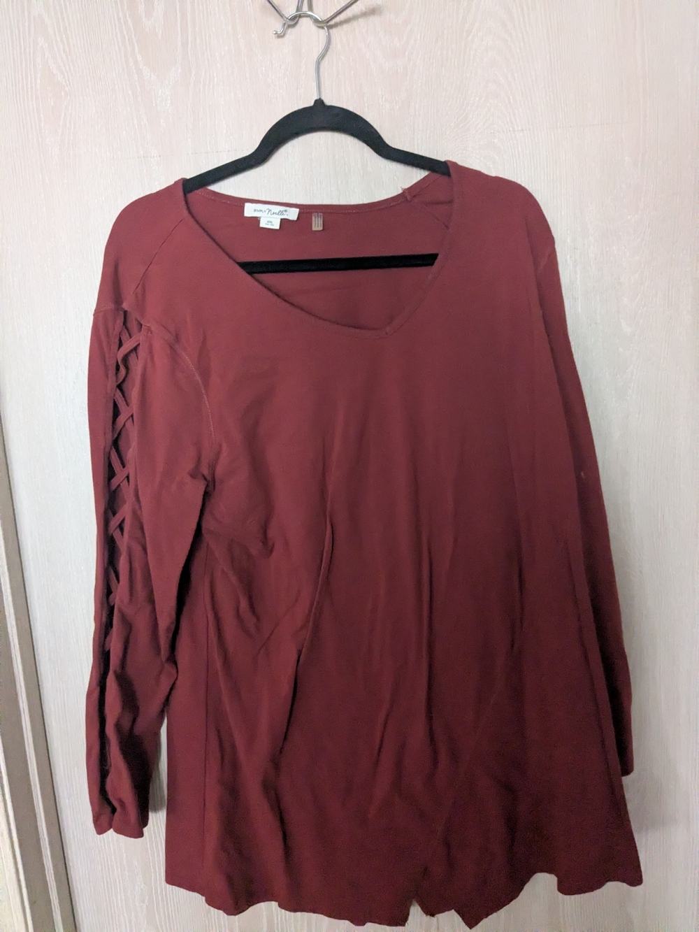 Time and Tru Women's Burgundy Lattice-Sleeve V-Neck Top